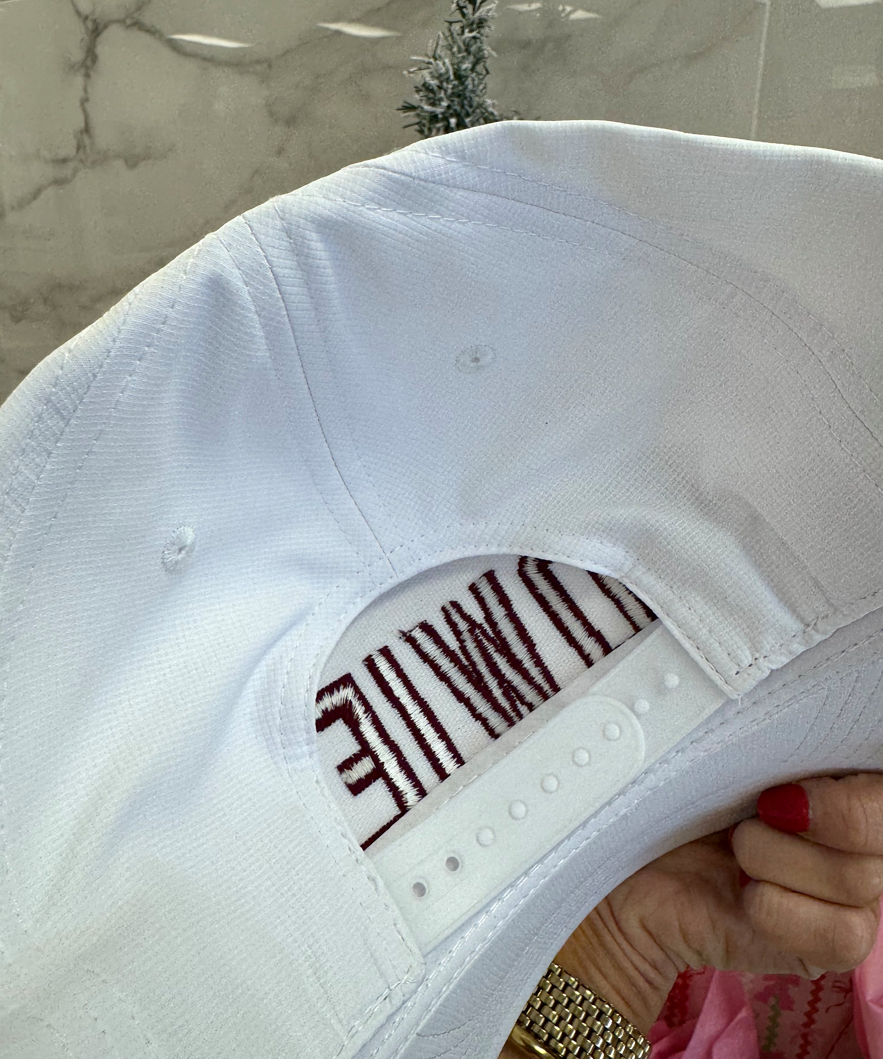VINTAGE WHITE BOWIE MAROON HAT